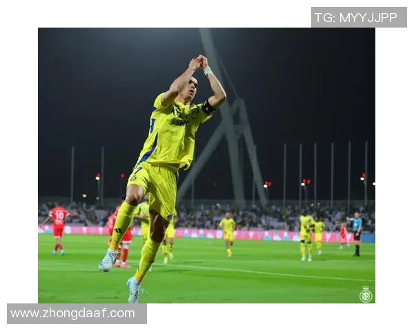 球迷疯狂行为再现欧冠赛场上演C罗球衣抢夺奇观